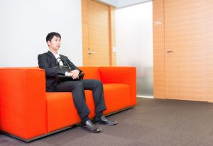 到着時間は何分前が理想的?面接が始まるまでの待ち方について