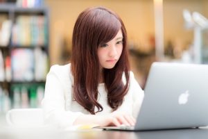 求人票で要チェック!診療時間と休日と給料と福利厚生の確認方法