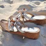 勤務中のシューズやストッキングや靴下の色は？夏のニオイ対策も