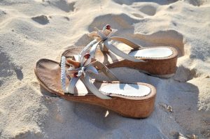 勤務中のシューズやストッキングや靴下の色は？夏のニオイ対策も